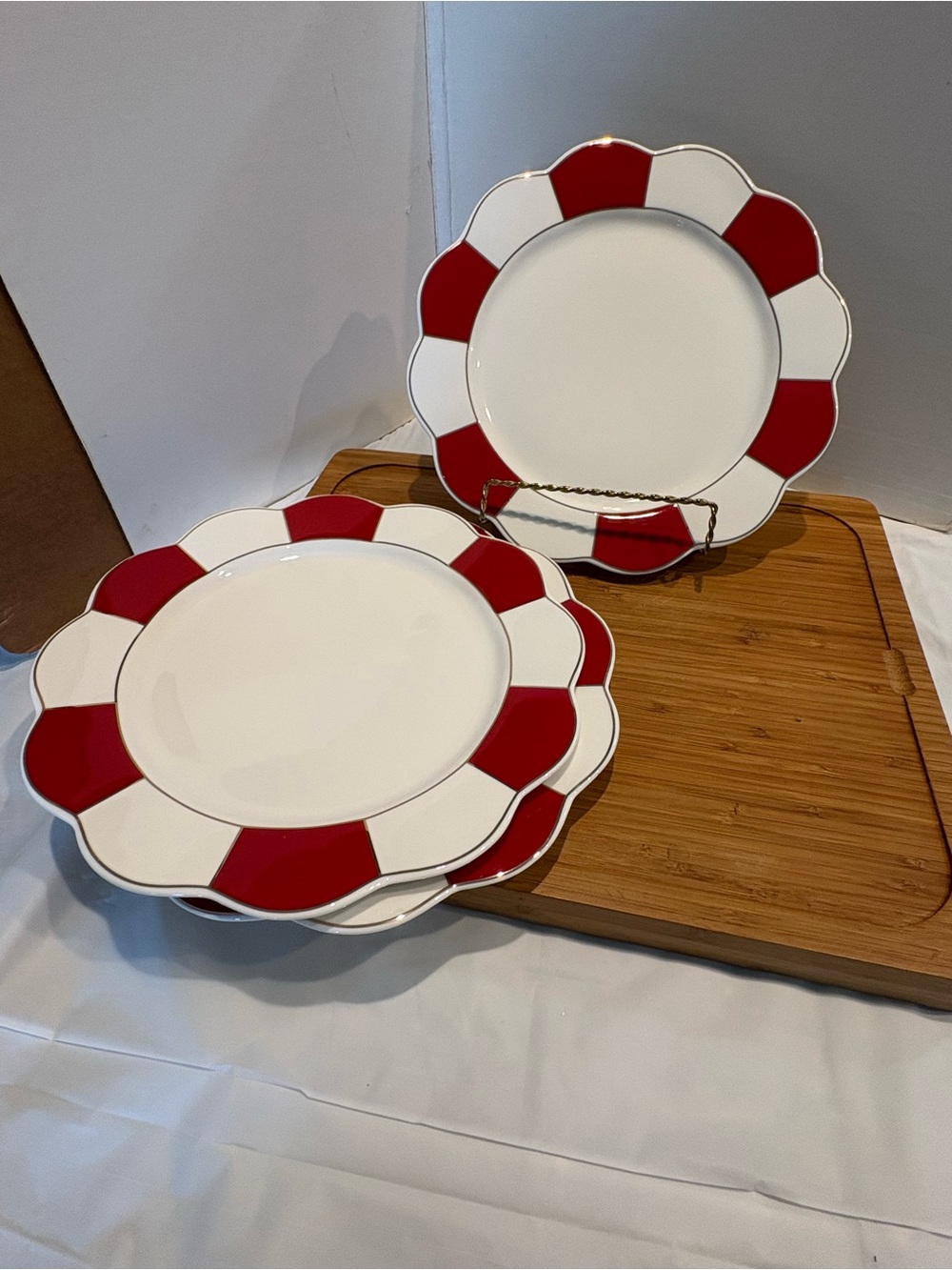 Grace Red and White Scalloped Rim Dinner Plates Set of 3 Mint - Picture 6 of 9